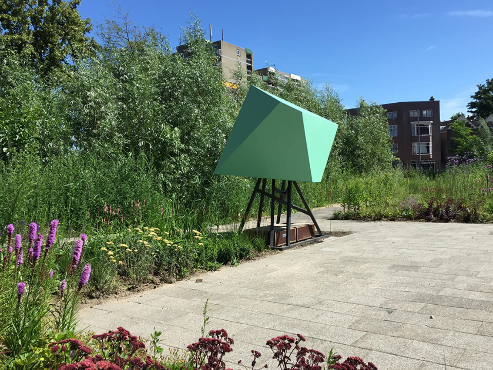 Cloiq de slimme regenton. De design oplossing voor droogte en regenopvang in de tuin en publieke ruimte. Cloiq is sponge city in de praktijk.